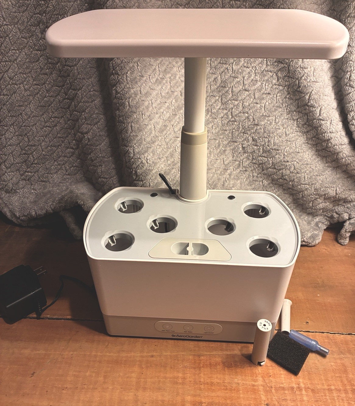 aerogarden Harvest (6-Pod) Hydroponic Garden System (Model 100690-WHT)